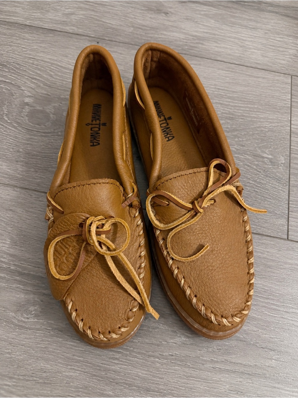 Minnetonka women’s Brown Leather Moccasin Loafers